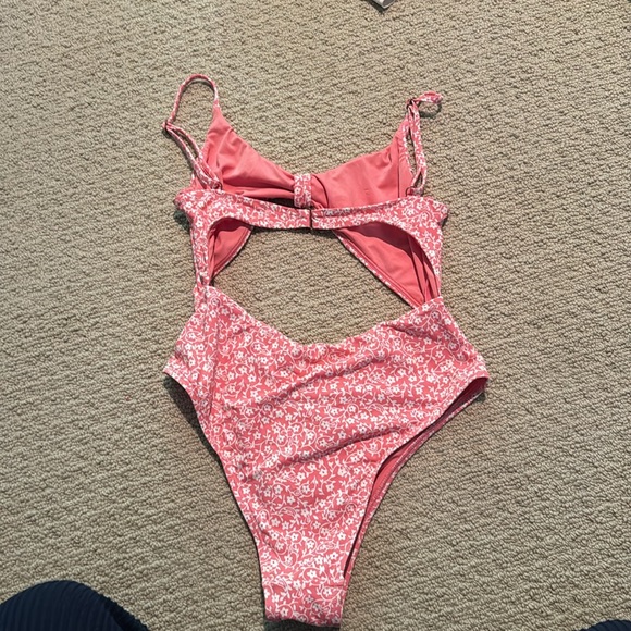 Billabong cutout one piece - Picture 2 of 3